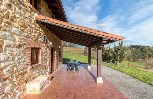 Barcena de Cicero Casa | Casa rural 'Alba' con vistas a la montaña, jardín privado y balcón