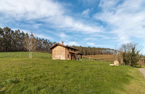 Barcena de Cicero Casa | Casa rural 'Alba' con vistas a la montaña, jardín privado y balcón