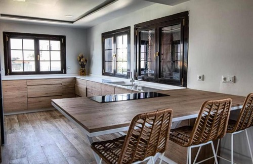 Ibeas de Juarros Casa | Casa rural 'Camino Blanco' con piscina privada, terraza compartida y aire acondicionado