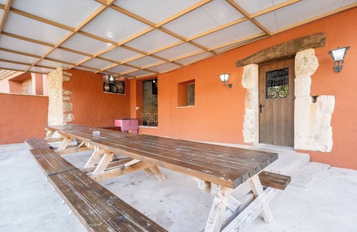 Torrelles de Foix Casa | Casa rural 'Can Cruset' con vistas a la montaña, piscina privada y Wi-Fi