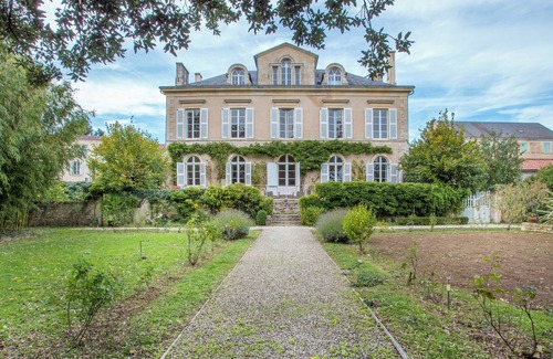 Fontenay-le-Comte Villa | Casa rural 'La Maison De Maître' con piscina privada, terraza privada y Wi-Fi