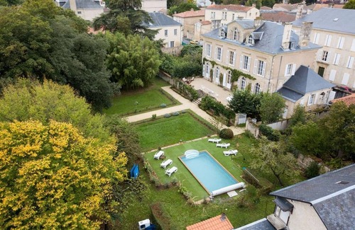 Fontenay-le-Comte Villa | Casa rural 'La Maison De Maître' con piscina privada, terraza privada y Wi-Fi