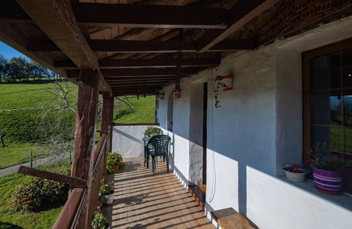 Valle de Carranza Casa | Casa rural 'Fuenternilla' con vistas a la montaña, terraza privada y Wi-Fi