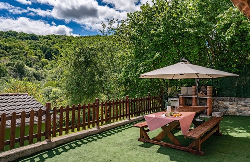 Cangas de Onis Casa | Casa rural 'La Campanona' con vistas a la montaña, terraza privada y Wi-Fi