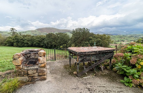 Selaya Casa | Country House 'La Casa De La Pradera' with Mountain View, Private Terrace and Private Garden