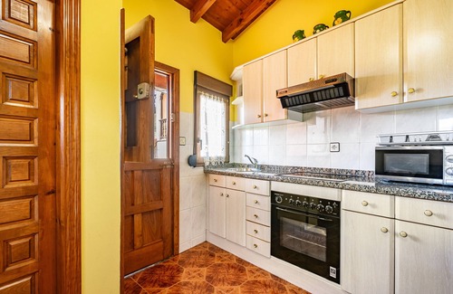 Llenin Casa | Casa rural 'La Casita De Heidi' con vistas a la montaña, terraza privada y Wi-Fi