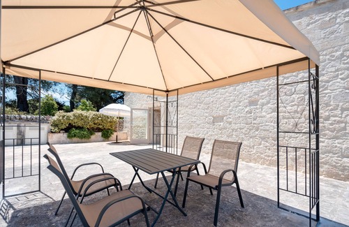 Martina Franca Casa | Country House 'La Neviera' with Shared Terrace, Wi-Fi and Air Conditioning