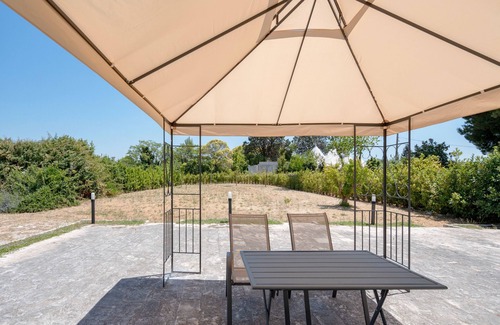 Martina Franca Casa | Country House 'La Neviera' with Shared Terrace, Wi-Fi and Air Conditioning