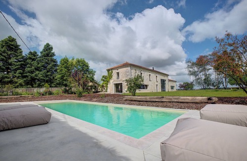 Vieux-Mareuil Villa | Casa rural 'Le Domaine De La Férédie' con piscina privada, Wi-Fi y aire acondicionado