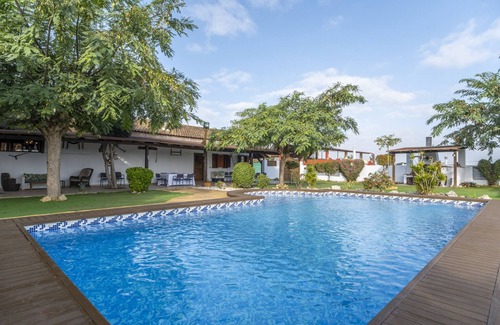 Castillo de Montemar Villa | Casa rural 'Los Caleros' con vistas al lago, piscina privada y Wi-Fi
