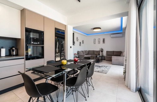 Archangelos Villa | Casa rural 'Mb Luxury' con vistas a la montaña, Wi-Fi y aire acondicionado