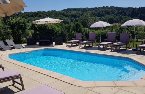 Janaillat Casa | Casa de campo 'Meadow View - Grande Gîtes' con piscina privada, terraza privada y Wi-Fi