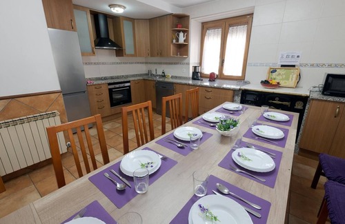 Amescoa Baja Casa | Casa rural 'Murgui' con vistas a la montaña, jardín privado y Wi-Fi
