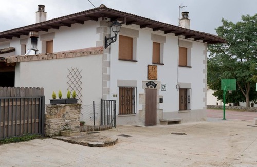 Amescoa Baja Casa | Casa rural 'Murgui' con vistas a la montaña, jardín privado y Wi-Fi