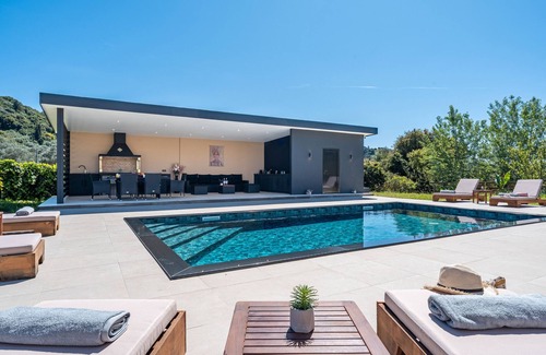Lefkimmi Villa | Casa rural 'Queen Alla' con vistas a la montaña, Wi-Fi y aire acondicionado