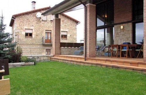 Covaleda Casa | Casa rural 'San Lorenzo' con vistas a la montaña, terraza privada y Wi-Fi