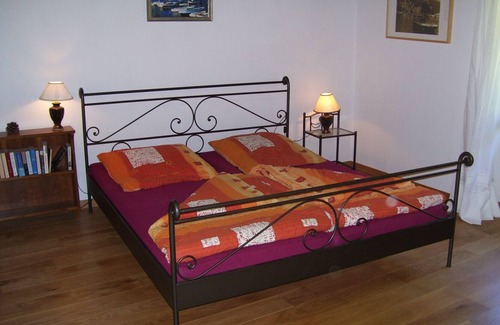 Lunecco Casa | De estilo rural amueblada casa de 4 dormitorios con 2 grandes jardines sol