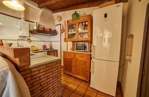 Fuenteheridos Casa | Casa rural 'Tragaluz Il' con vistas a la montaña, terraza compartida y Wi-Fi