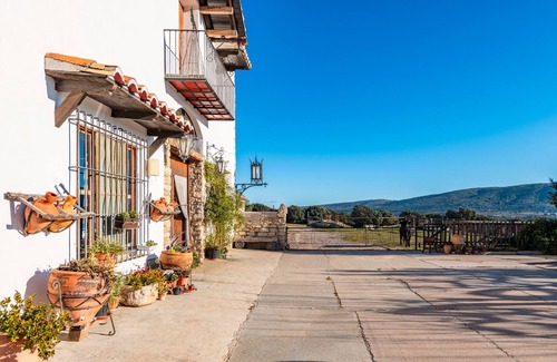 Cati Casa | Casa rural 'Vell' con vistas a la montaña, jardín privado y Wi-Fi