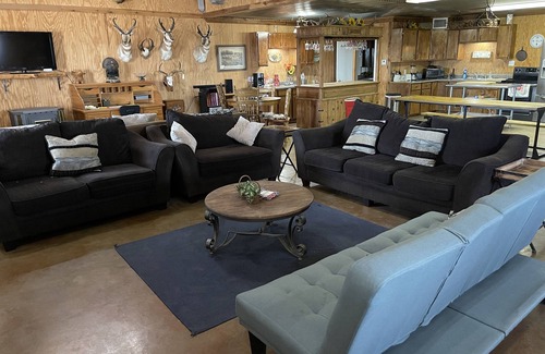 Wolfforth Casa | Country Hunting Lodge Barndo