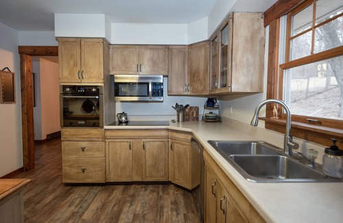 Decorah Casa | Country in the City | Massage Chair and Fireplace | Close to Downtown