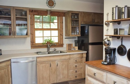 Decorah Casa | Country in the City | Massage Chair and Fireplace | Close to Downtown