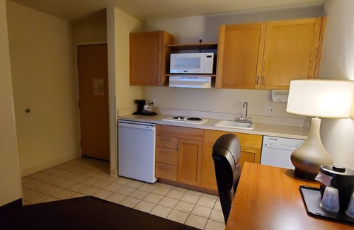 Larkspur Hotel | Country Inn & Suites by Radisson, Bend, OR