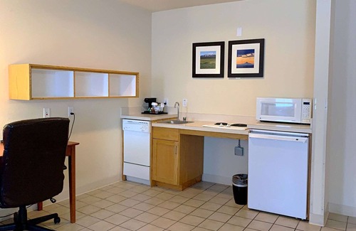 Larkspur Hotel | Country Inn & Suites by Radisson, Bend, OR