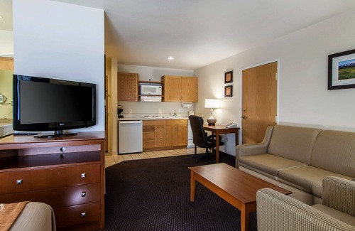 Larkspur Hotel | Country Inn & Suites by Radisson, Bend, OR