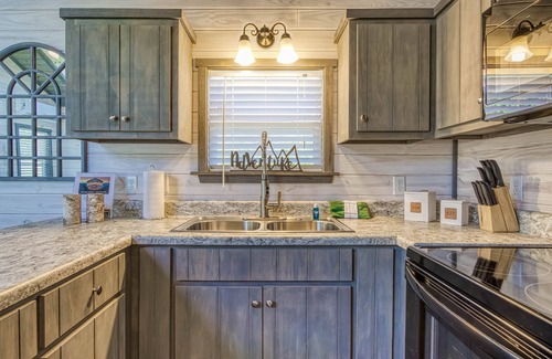 Gatlinburg - Pigeon Forge Cabaña | Country Living in a Tiny Home!