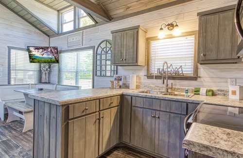 Gatlinburg - Pigeon Forge Cabaña | Country Living in a Tiny Home!