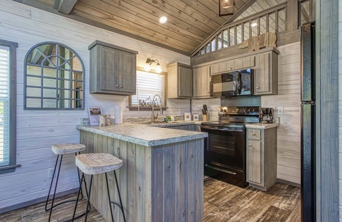 Gatlinburg - Pigeon Forge Cabaña | Country Living in a Tiny Home!