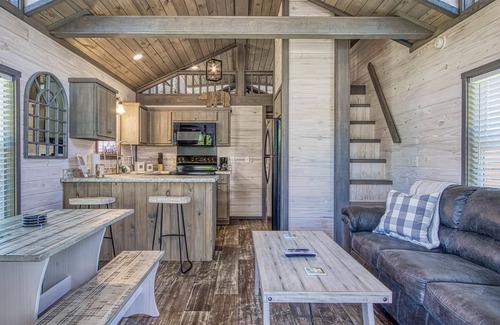 Gatlinburg - Pigeon Forge Cabaña | Country Living in a Tiny Home!