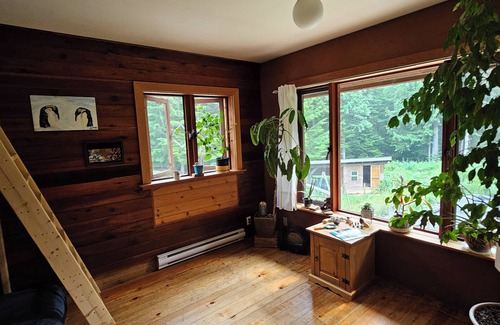 Sandon Casa | Country Manor Eco Home. Old growth on 10 acres. 5 min from beach. Pet friendly.