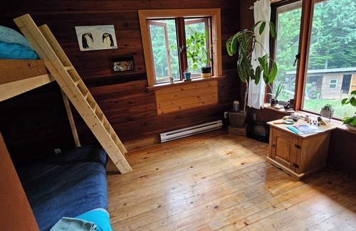 Sandon Casa | Country Manor Eco Home. Old growth on 10 acres. 5 min from beach. Pet friendly.