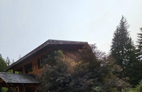 Sandon Casa | Country Manor Eco Home. Old growth on 10 acres. 5 min from beach. Pet friendly.