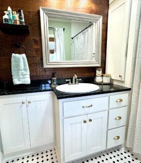 Pride Casa | Country Retreat with ponds-views-porches & pups