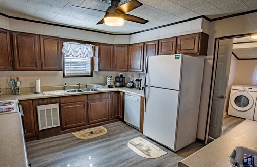 Ansted Casa | Country Roads House - elevated deck, fast Wi-fi, fire pit
