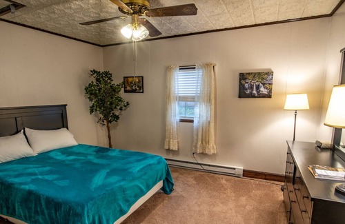 Ansted Casa | Country Roads House - elevated deck, fast Wi-fi, fire pit