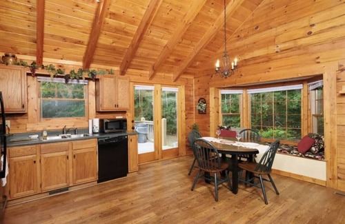 Sevierville Cabina | Country Romance - Peaceful Getaway