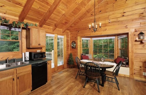 Sevierville Cabina | Country Romance - Peaceful Getaway