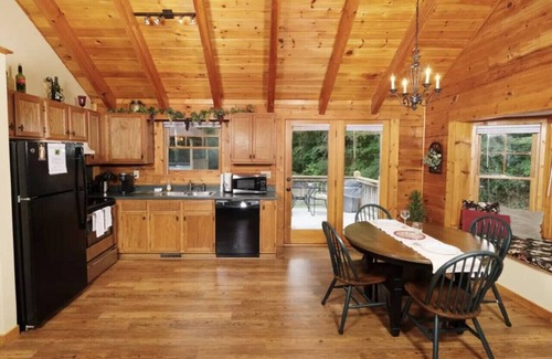 Sevierville Cabina | Country Romance - Peaceful Getaway