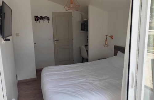 Virelade Cama Y Desayuno | Country-style bedroom and bathroom