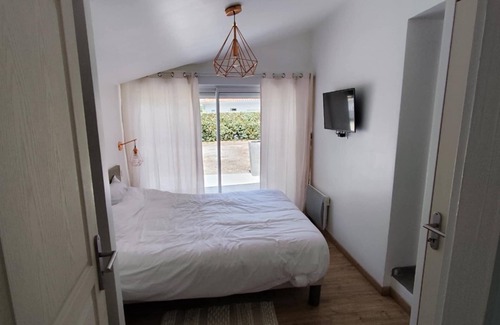 Virelade Cama Y Desayuno | Country-style bedroom and bathroom