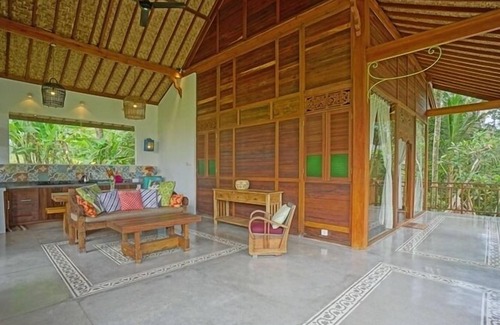 Kutuh Kaja Villa | Villa de estilo rústico y vistas a Ricefield!
