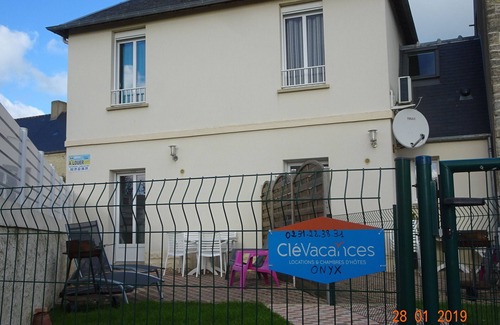 Saint-Come-de-Fresne Casa | Casa de pueblo situada a 500 metros de la playa de arena.