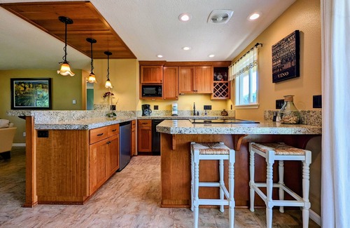 Carlton Casa | Country View Cottages, Stylish, Comfy, Uncorked Cottage Near Downtown Carlton