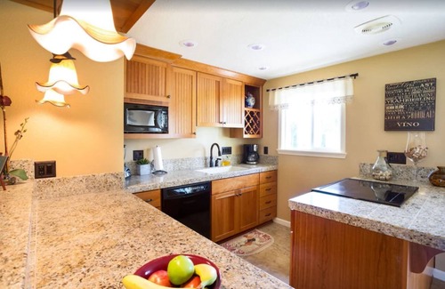 Carlton Casa | Country View Cottages, Stylish, Comfy, Uncorked Cottage Near Downtown Carlton