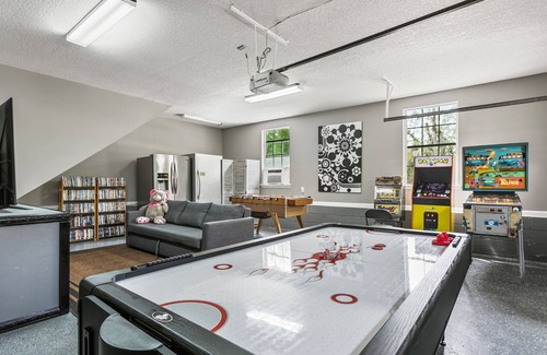 Northside Cabaña | Country Villa pool hot tub game room pond