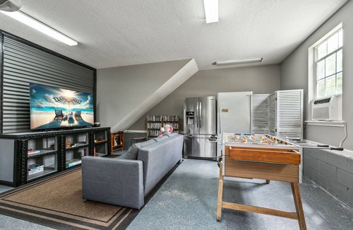 Northside Cabaña | Country Villa pool hot tub game room pond